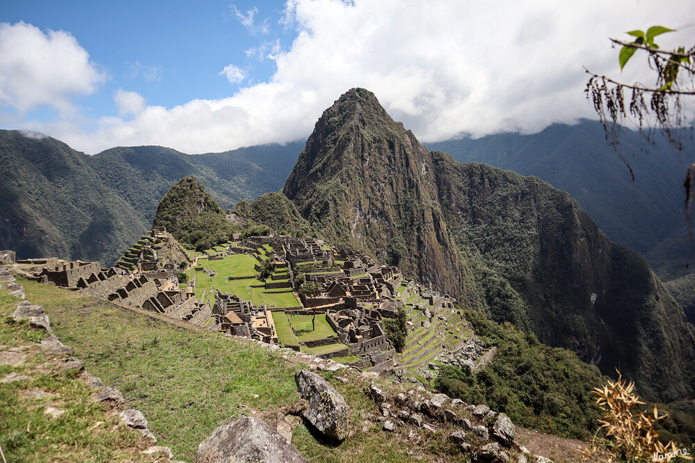 1 Peru Machu Picchu
Die Forschung geht heute davon aus, dass die Stadt in ihrer Hochblüte bis zu 1000 Menschen beherbergen und versorgen konnte. Die Anlage, deren ursprünglicher Name unbekannt ist, wurde nach einem der nahe gelegenen Berggipfel benannt, zwischen denen die Ruinenstadt liegt. laut Wikipedia
Schlüsselwörter: Peru