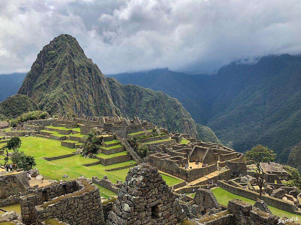 1 Peru Machu Picchu
Die UNESCO nahm Machu Picchu zusammen mit dem umliegenden Schutzgebiet Santuario Histórico de Machupicchu 1983 in die Liste des Weltkulturerbes auf. Am 7. Juli 2007 wurde Machu Picchu im Rahmen einer Privatinitiative nach Angaben der Veranstalter von weltweit 70 Millionen Menschen zu einem der „neuen sieben Weltwunder“ gewählt. laut Wikipedia
Schlüsselwörter: Peru
