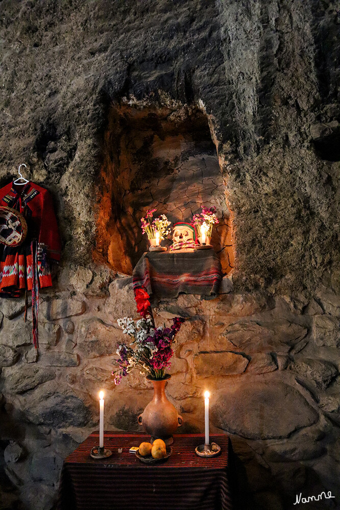 1 Peru Heiliges Tal Ollantaytambo
In einem orginalen Inkahaus was noch bewohnt wird. Die Ahnen werden verehrt. Der Schädel ist echt.
Schlüsselwörter: Peru