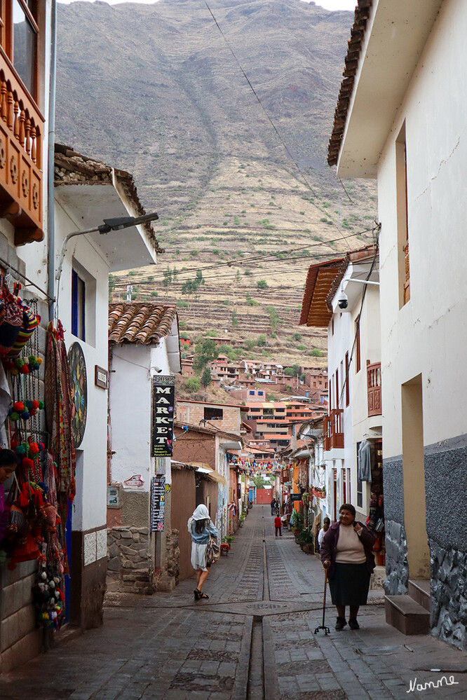 1 Peru Pisac
Písac oder Pisaq ist eine Stadt und frühere Bergfeste der Inka in Südzentral-Peru, die etwa 33 Kilometer von Cusco entfernt ist. Sie liegt im Valle Sagrado („Heiliges Tal der Inka“) am rechten Flussufer des Rio Urubamba. laut Wikipedia
Schlüsselwörter: 2023