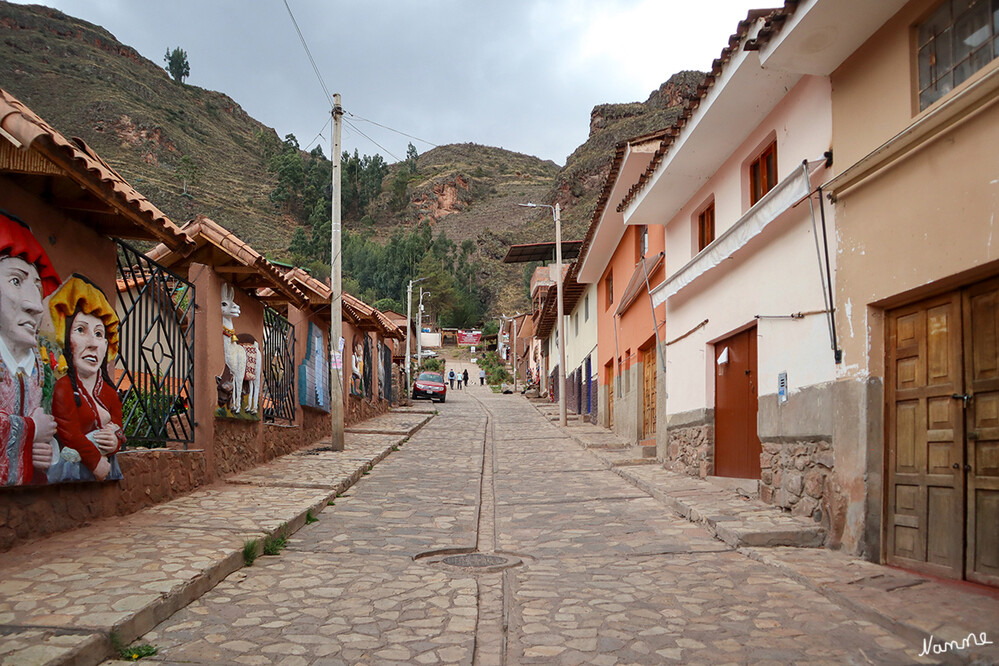 1 Peru Heiliges Tal Pisac
Písac oder Pisaq ist eine Stadt und frühere Bergfeste der Inka in Südzentral-Peru, die etwa 33 Kilometer von Cusco entfernt ist. Sie liegt im Valle Sagrado („Heiliges Tal der Inka“) am rechten Flussufer des Rio Urubamba. laut Wikipedia
Schlüsselwörter: Peru