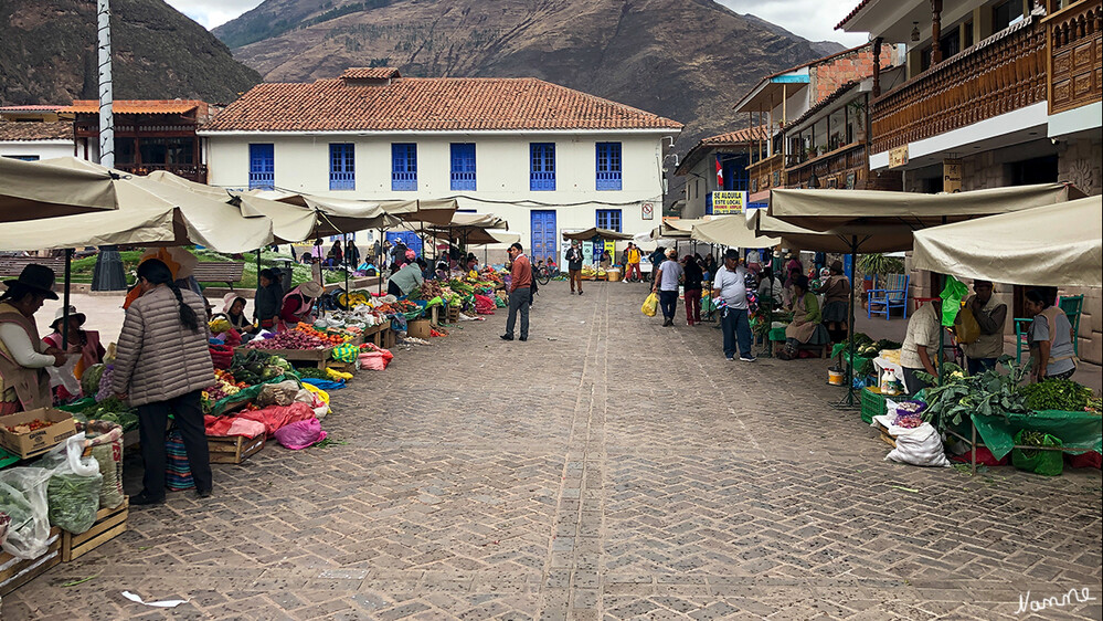 1 Peru Heiliges Tal Pisac
Das Heilige Tal ist ein Gebiet in den peruanischen Anden, das sich über etwa 60 km erstreckt. Es ist berühmt für seine üppigen Berglandschaften, alten Inka-Stätten und Outdoor-Abenteuer.
Im Tal findet man auch viele malerische Dörfer wie Pisac und Ollantaytambo. laut exploorperu
Schlüsselwörter: Peru