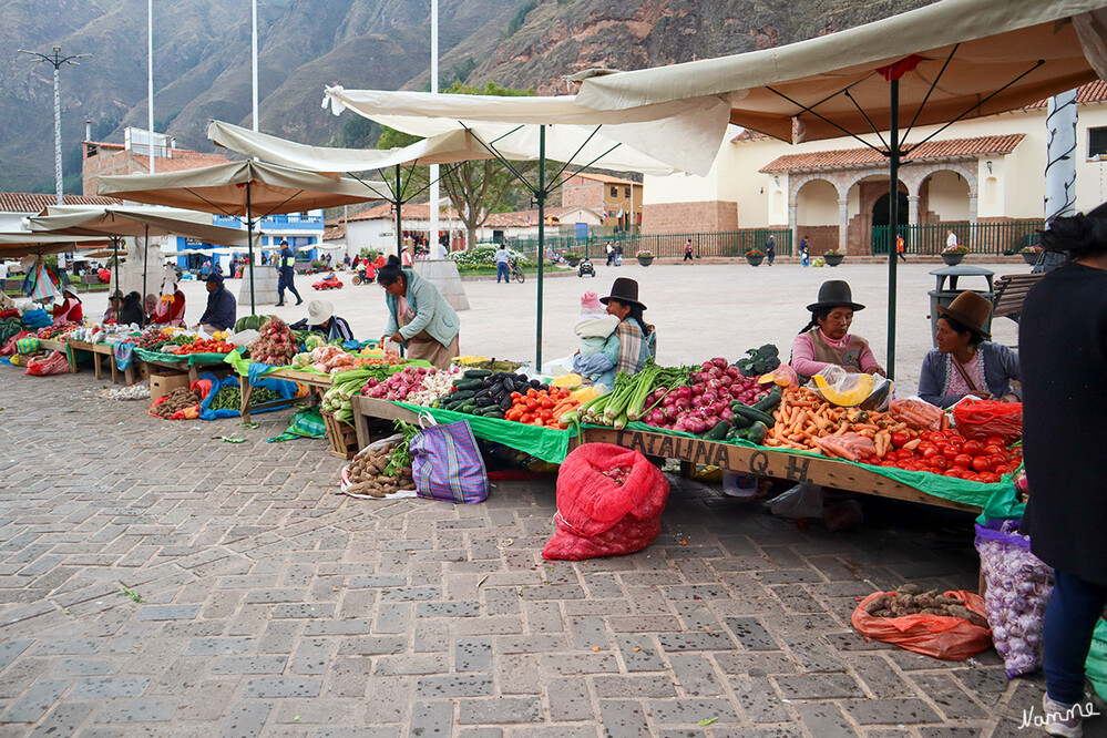 1 Peru Heiliges Tal Pisac
Písac oder Pisaq ist eine Stadt und frühere Bergfeste der Inka in Südzentral-Peru, die etwa 33 Kilometer von Cusco entfernt ist. Sie liegt im Valle Sagrado („Heiliges Tal der Inka“) am rechten Flussufer des Rio Urubamba. laut Wikipedia
Schlüsselwörter: peru