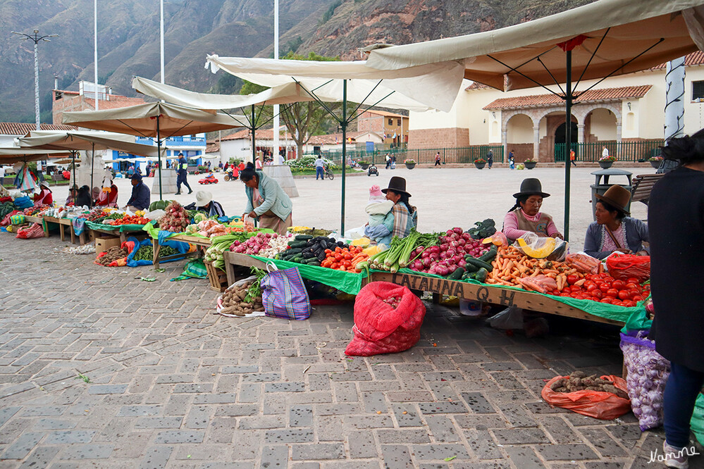 1 Peru Heiliges Tal Pisac
Písac oder Pisaq ist eine Stadt und frühere Bergfeste der Inka in Südzentral-Peru, die etwa 33 Kilometer von Cusco entfernt ist. Sie liegt im Valle Sagrado („Heiliges Tal der Inka“) am rechten Flussufer des Rio Urubamba. laut Wikipedia
Schlüsselwörter: peru