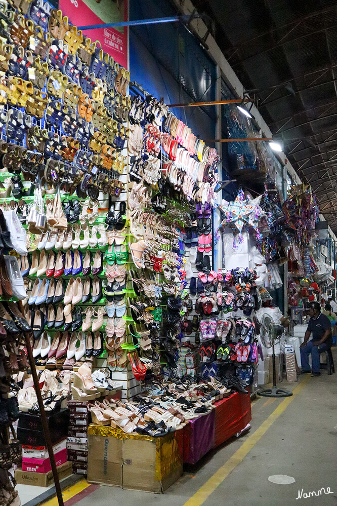 1 Peru Puerto Maldonado Markt
Auf dem Markt gibt es alles von Früchten, Fleisch, Fisch Schuhe und Bekleidung. Auch Repaturen von Gebrauchtsgegenstände sind möglich.
Schlüsselwörter: Peru