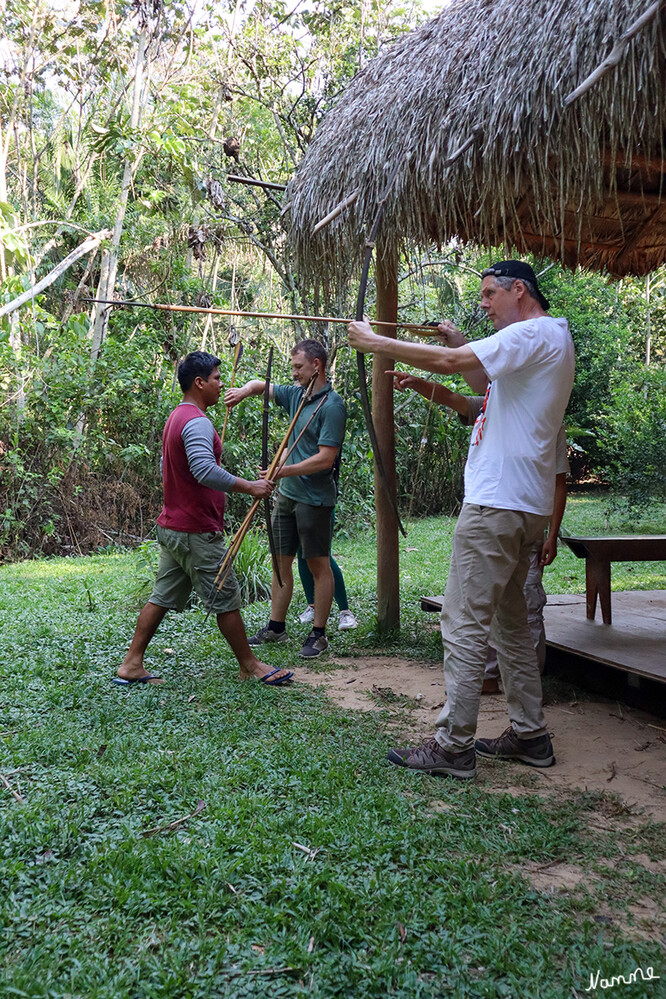 1 Peru Puerto Maldonado Besuch bei einer indigene Familie
Bogenschießen wurde vorgeführt und wer wollte durfte sich gerne ausprobieren
Schlüsselwörter: Peru