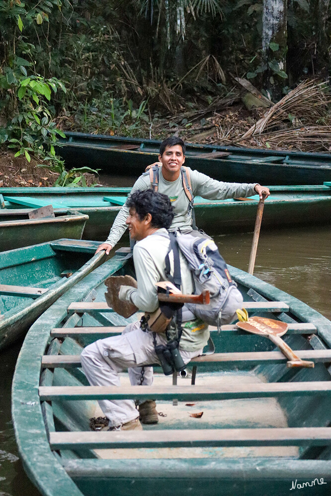 1 Peru Puerto Maldonado Auf dem Sandoval-See
Am See angekommen stiegen wir in kleine Ruderboote ein. Das war auch schon ein kleines Erlebnis.
Schlüsselwörter: Peru