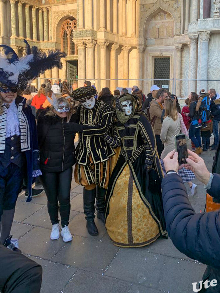 Karneval in Venedig
 Privatpersonen flanieren in Kostümen durch die Stadt, in der Mehrzahl natürlich um den Markusplatz herum.
Schlüsselwörter: 2023 Italien
