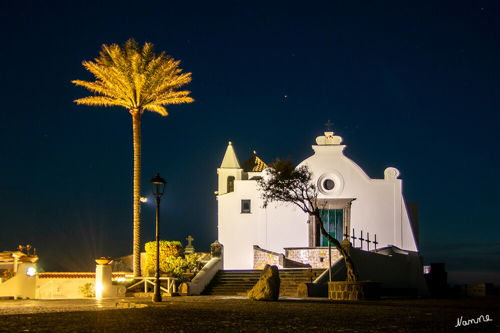 Seefahrerkirche in Forio
Auf der katholisch geprägten Insel Ischia stehen zahlreiche wunderschöne Kirchen. Das schönste der Gotteshäuser dürfte die Wallfahrtskirche „Santa Maria del Soccorso“ (= „Heilige Maria der Zuflucht“) sein! Die Kirche  steht in Forio an einem spektakulären Platz, nämlich auf einem Felsvorsprung unmittelbar über der Küste. lt
talien-reiseinformatione 
Schlüsselwörter: Italien