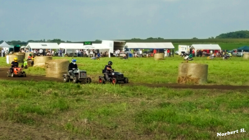 Rasenmäherrennen
Die Landjugend der KLJB Waltrop veranstaltet Rasenmäherrennen alle zwei jahre.Es gibt Wertungen im Langstreckenrennen,Sprintrennen und einen Damenpokal. Mindestalter 16 Jahre, 4Klassen von 15- 20 PS, eine Frauenklasse.
Schlüsselwörter: Rasenmäher; Rennen