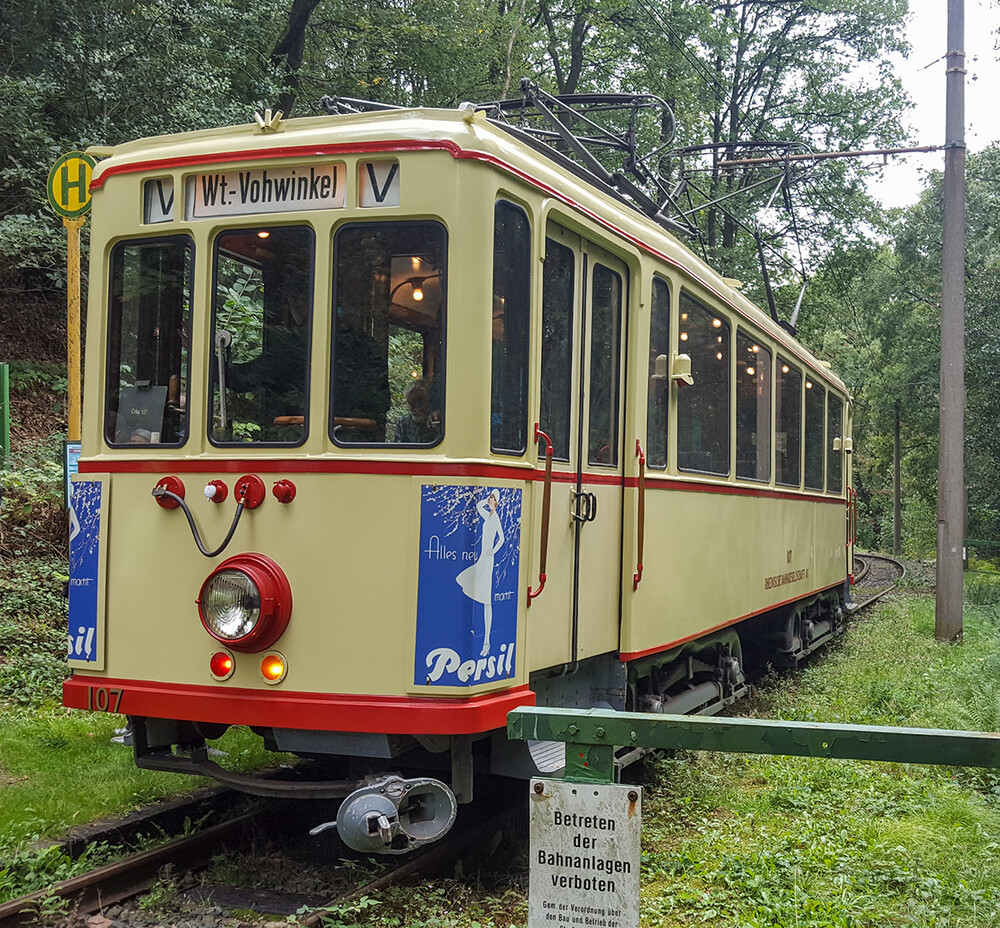Ausflugsfahrt
mit dem Förderverein NRW Stiftung, zum Straßenbahnmuseum Wuppertal-Kohlfurt. Ein Triebwagen 107 -Der Benrather (Alte Technik)
Norbert
