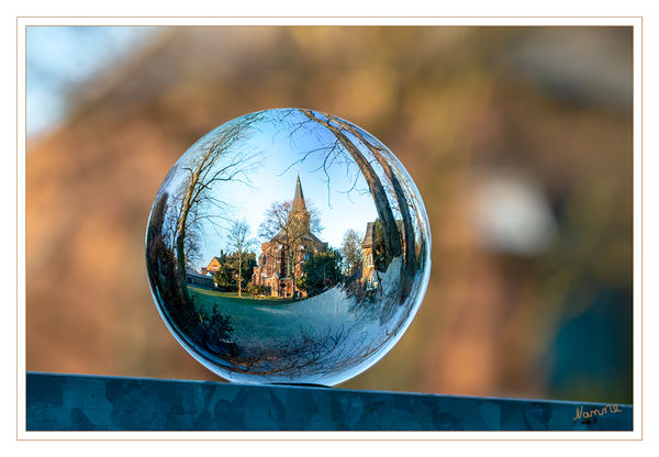 4 - Blick auf St. Stephanus
Schlüsselwörter: Kugel, Kirche, 2019