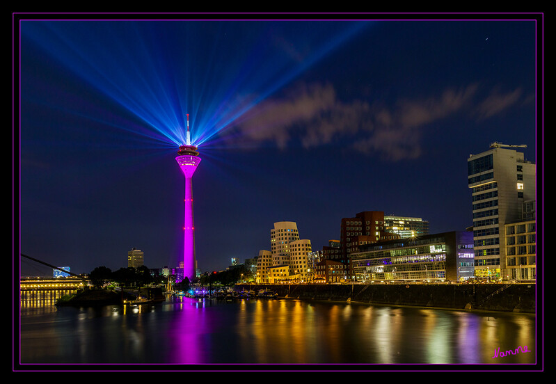 25 - Rheinturm in Magenta
Telekom und 5G, fünf Nächte Innovation und Lichtspektakel am Rheinturm im Juni 2020
Schlüsselwörter: Düsseldorf; Rheinturm; Magenta