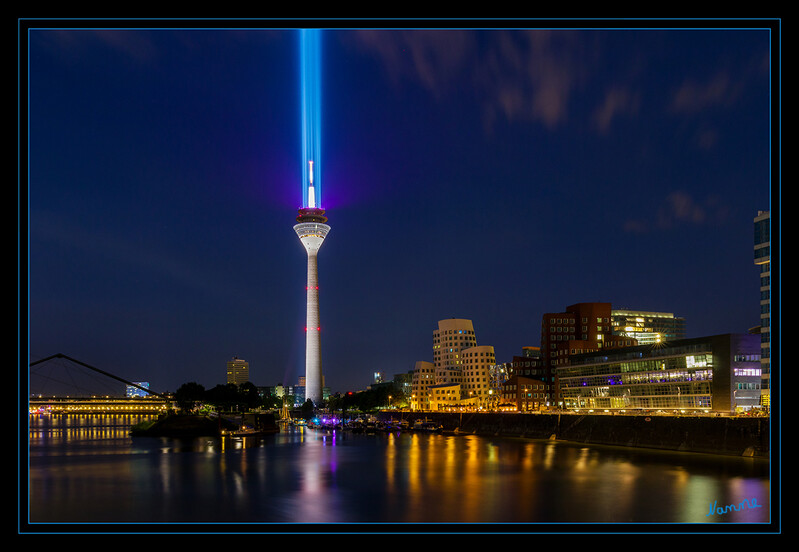 Düssedorf - Rheinturm
Mit einer mehrfarbigen Lichtinstallation beleuchtet die Deutsche Telekom von Dienstag bis Samstag den Düsseldorfer Rheinturm. Der Turm selbst wird dabei ab etwa 21.30 Uhr in Magenta angestrahlt, von seiner Spitze aus erstrecken sich weiße Lichtstrahlen. Halbstündlich findet eine Lichtshow statt.
Schlüsselwörter: Düsseldorf; Rheinturm; angestrahlt