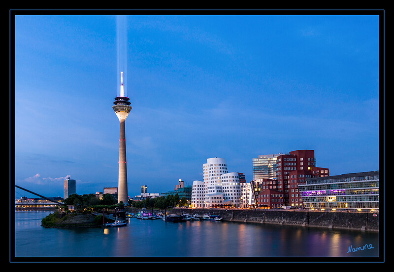 Düssedorf - Rheinturm
Mit einer mehrfarbigen Lichtinstallation beleuchtet die Deutsche Telekom von Dienstag bis Samstag den Düsseldorfer Rheinturm. Der Turm selbst wird dabei ab etwa 21.30 Uhr in Magenta angestrahlt, von seiner Spitze aus erstrecken sich weiße Lichtstrahlen. Halbstündlich findet eine Lichtshow statt.
Schlüsselwörter: Düsseldorf; Rheinturm; angestrahlt