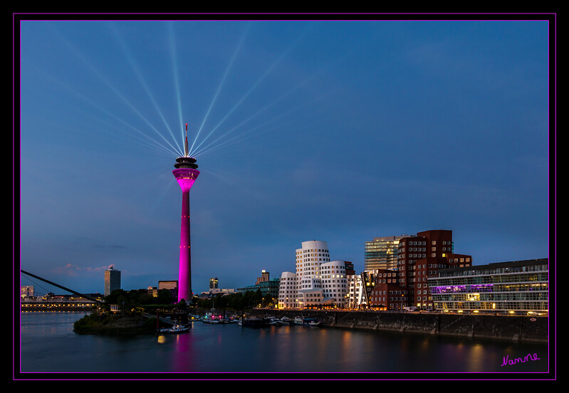 Düssedorf - Rheinturm
Mit einer mehrfarbigen Lichtinstallation beleuchtet die Deutsche Telekom von Dienstag bis Samstag den Düsseldorfer Rheinturm. Der Turm selbst wird dabei ab etwa 21.30 Uhr in Magenta angestrahlt, von seiner Spitze aus erstrecken sich weiße Lichtstrahlen. Halbstündlich findet eine Lichtshow statt.
Schlüsselwörter: Düsseldorf; Rheinturm; angestrahlt