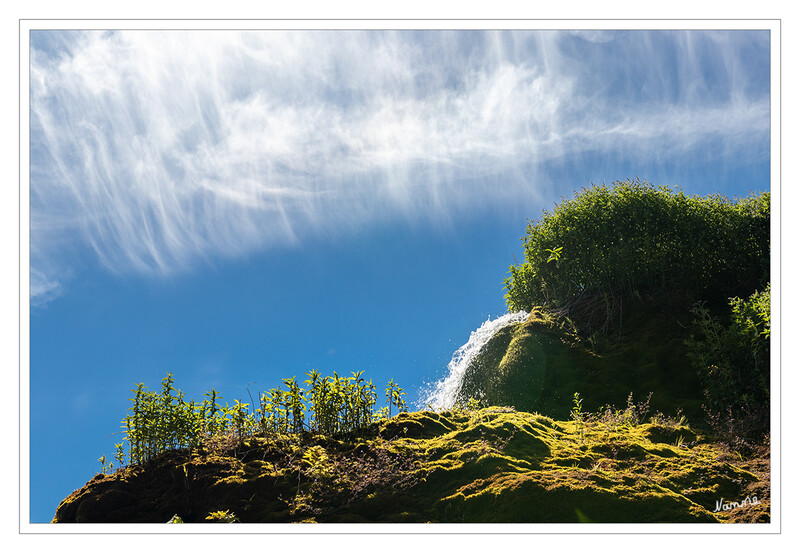 Wasserfall Dreimühlen
Der Wasserfall Dreimühlen ist wohl der interessanteste Wasserfall in der Eifel.  Über eine Breite von etwa 12 m fällt das kalkhaltige, kalte Wasser etwa 4 bis 6 m tief zum Ahbach. 
Schlüsselwörter: Eifel; Rheinland-Pfalz; Vulkaneifel;