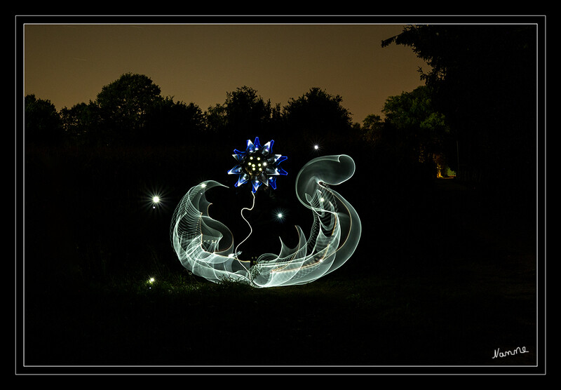 Leuchtende Nachtblume
Schlüsselwörter: Lichtmalerei; Lightpainting; 2020