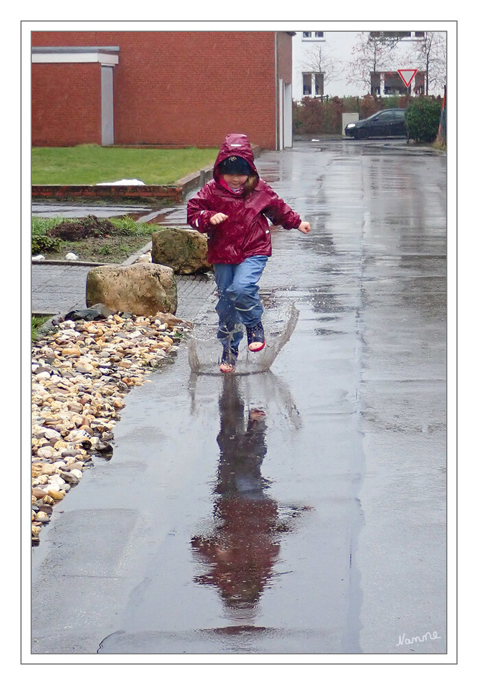 Freude haben
auch wenn die Sonne fehlt. 
Schlüsselwörter: Regen; Wasser; Pfütze;