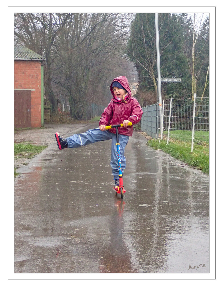 Freude haben
auch wenn die Sonne fehlt. 
Schlüsselwörter: Regen; Wasser; Pfütze; Roller