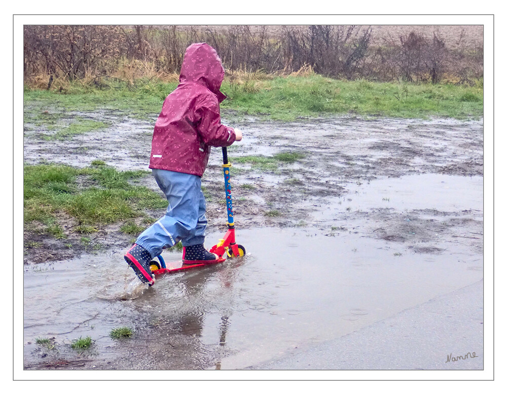 Freude haben
auch wenn die Sonne fehlt. 
Schlüsselwörter: Regen; Wasser; Pfütze; 