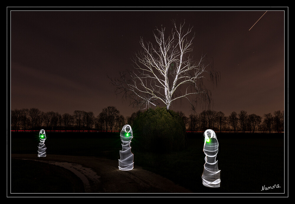 Geisterparade 
Schlüsselwörter: Lichtmalerei; Lightpainting; 2021