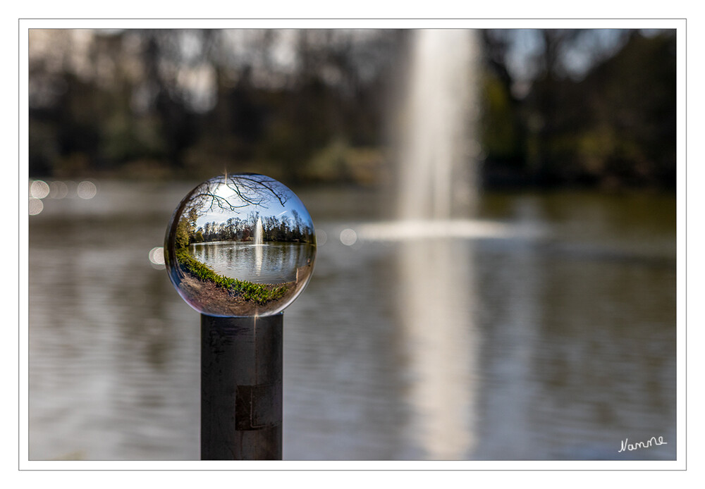 Stadtgarten
Der südlich der Promenade am Nordkanal gelegene Alte Stadtgarten ist neben dem Neuen Stadtgarten und der Promenade der wichtigste Bestandteil der grünen Lunge der Innenstadt. Die Wanderwege am Nordkanal und um den Stadtgartenweiher mit seiner mächtigen Fontaine sind genau das Richtige für Familien mit Kindern. Alle Wege führen zum großen Spielplatz mit einer echten alten Lokomotive. Die Wiesen am Weiher laden zum Picknick ein. laut neuss
Schlüsselwörter: Kugel; Kugelfoto;