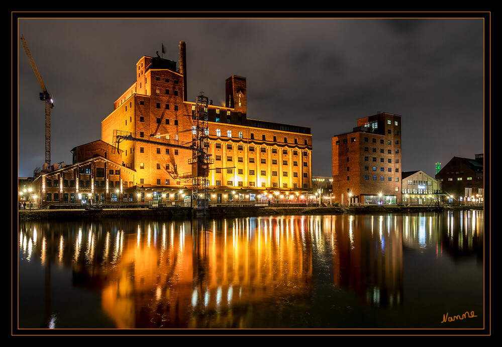 Duisburger Innenhafen
Mit Mühlenwerken und Speichern entwickelte sich um 1900 am Duisburger Innenhafen das Zentrum des deutschen Getreidehandels, der "Brotkorb des Reviers". Seine wechselvolle Geschichte - geprägt von Niedergang und Neubeginn - steht beispielhaft für gelungenen Strukturwandel im Ruhrgebiet. laut route-industriekultur
Schlüsselwörter: Duisburg