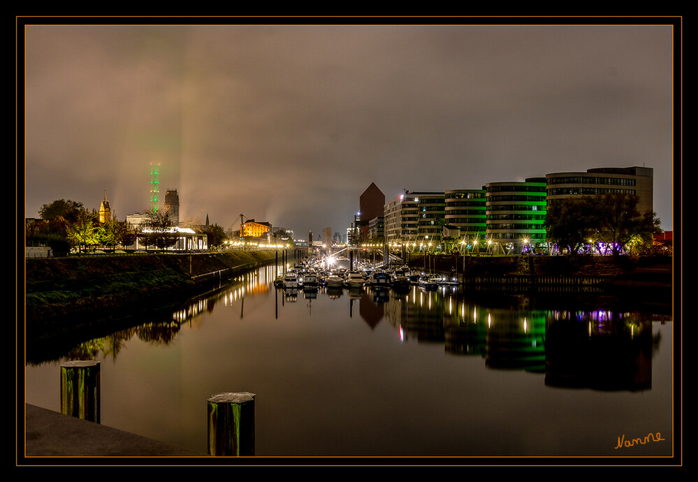 Duisburger Innenhafen
rechts: Das Five Boats ist ein Bürogebäude im Innenhafen von Duisburg direkt an der Buckelbrücke und dem Hitachi Power Office.
links:Garten der Erinnerung. 
Schlüsselwörter: Duisburg