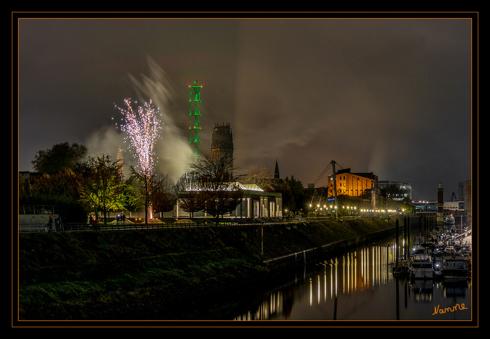 Duisburger Innenhafen
Ein kleines Feuerwerk am Garten der Erinnerung.
Dani Karavan legte den „Garten der Erinnerung“ an, in dem der Architekt Zvi Hecker das Gemeindezentrum und die Synagoge der Jüdischen Gemeinde Duisburg-Mülheim/Ruhr-Oberhausen aufbaute. laut Wikipedia
Schlüsselwörter: Duisburg