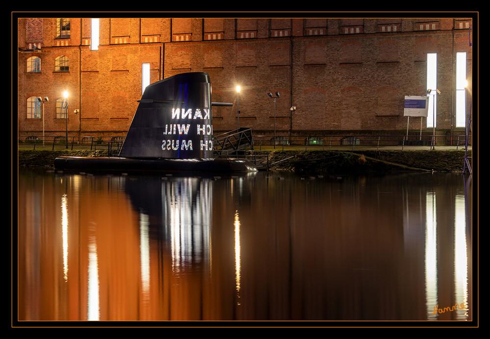 Duisburg Innenhafen - U-Boot
ICH KANN, WEIL ICH WILL, WAS ICH MUSS von Andreas M. Kaufmann und Hans Ulrich Reck
Im Duisburger Innenhafen ist ein U-Boot aufgetaucht. Es ist ein Kunstobjekt und neueste Attraktion des Museums Küppermühle für moderne deutsche Kunst nach 1945. laut waz
Schlüsselwörter: Duisburg