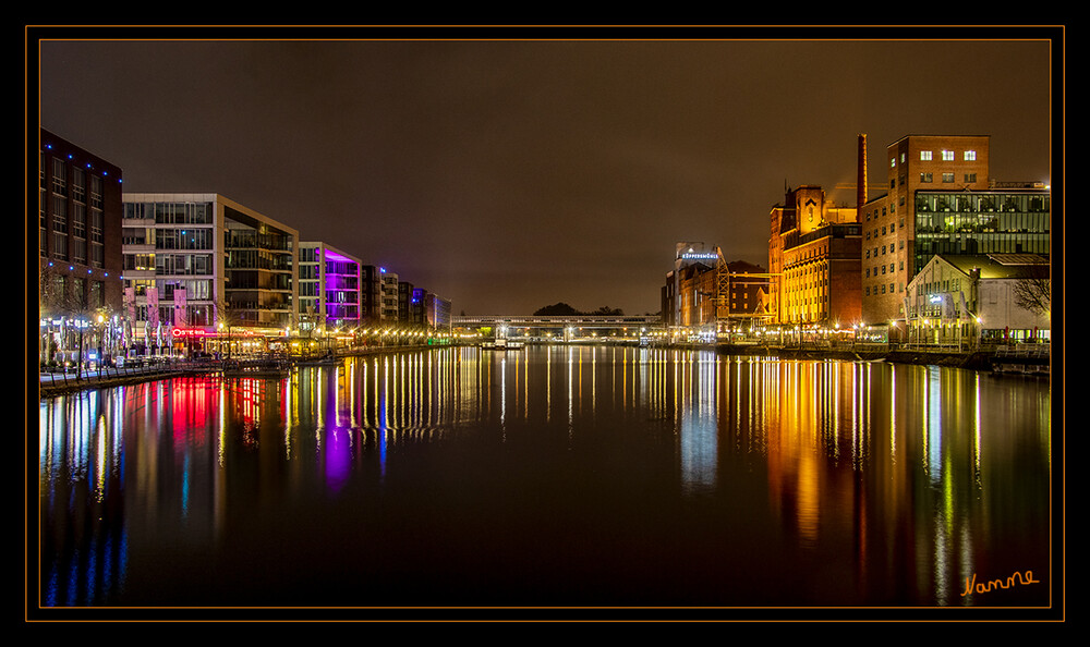 Duisburger Innenhafen
Ansicht bei Nacht.
links H2-Office mit Restauration, rechts Küppersmühle und Werhahnmühle.  
Schlüsselwörter: Duisburg