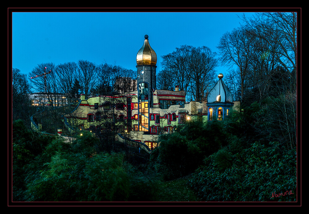 Hunderwasserhaus
Essen-Gruga 
Das Hundertwasserhaus der McDonald's Kinderhilfe Stiftung ist ein Zuhause auf Zeit für die Familien schwer kranker Kinder, die im benachbarten Universitäts-Klinikum behandelt werden. Die Familien können hier einige Zeit leben, um sich vom belastenden Klinikalltag zu erholen. Dass Nähe den Heilungsprozess fördert, konnte inzwischen wissenschaftlich belegt werden. laut grugapark
