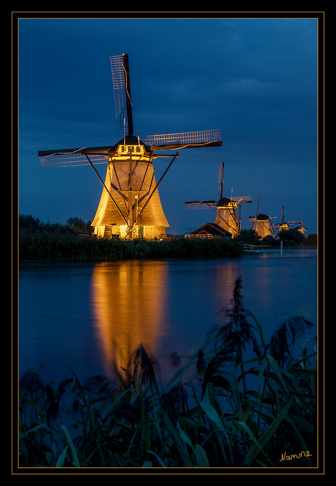 Windmühlen
Die Windmühlen von Kinderdijk wurden 1997 von der UNESCO zum Weltkulturerbe erklärt. Heutzutage gelten sie als Symbol für das Wassermanagement der Niederlande. Die Mühlen wurden erbaut, um das tieferliegende Gebiet Alblasserwaard vom Wasser zu befreien und trocken zu halten. laut hollend
Schlüsselwörter: Niederlanden