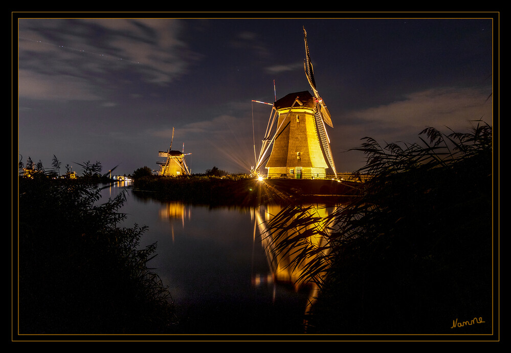 Windmühlen 
von Kinderdijk
Für den Namen Kinderdijk gibt es mehrere Erklärungen. Es heißt, dass man bei einer Überschwemmung eine Wiege auf dem Wasser hat treiben sehen. In der Wiege lag noch ein Baby. Oder der Name kommt daher, dass der Deich um das Dorf mit Kinderarbeit gebaut wurde
Schlüsselwörter: Niederlanden