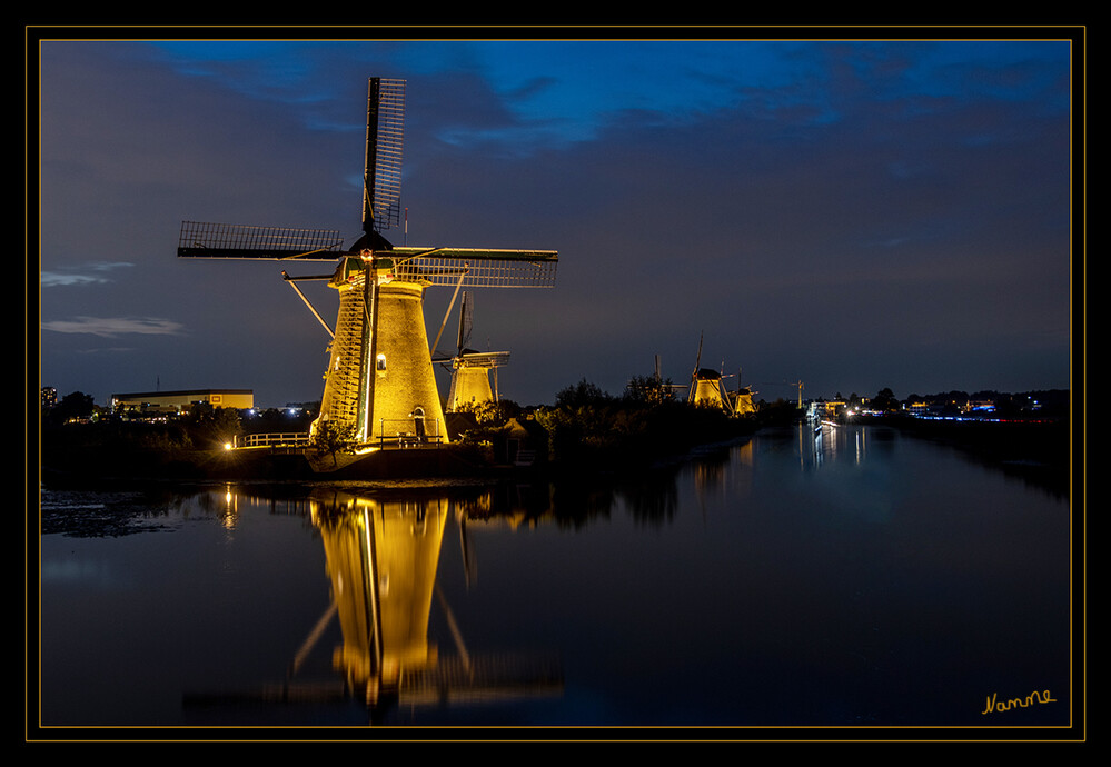 Windmühlen
Zwischen malerischen Wasserstraßen und historischen Zugbrücken erheben sich 19 eindrucksvolle Bauwerke: die Windmühlen von Kinderdijk.
Schlüsselwörter: Niederlanden