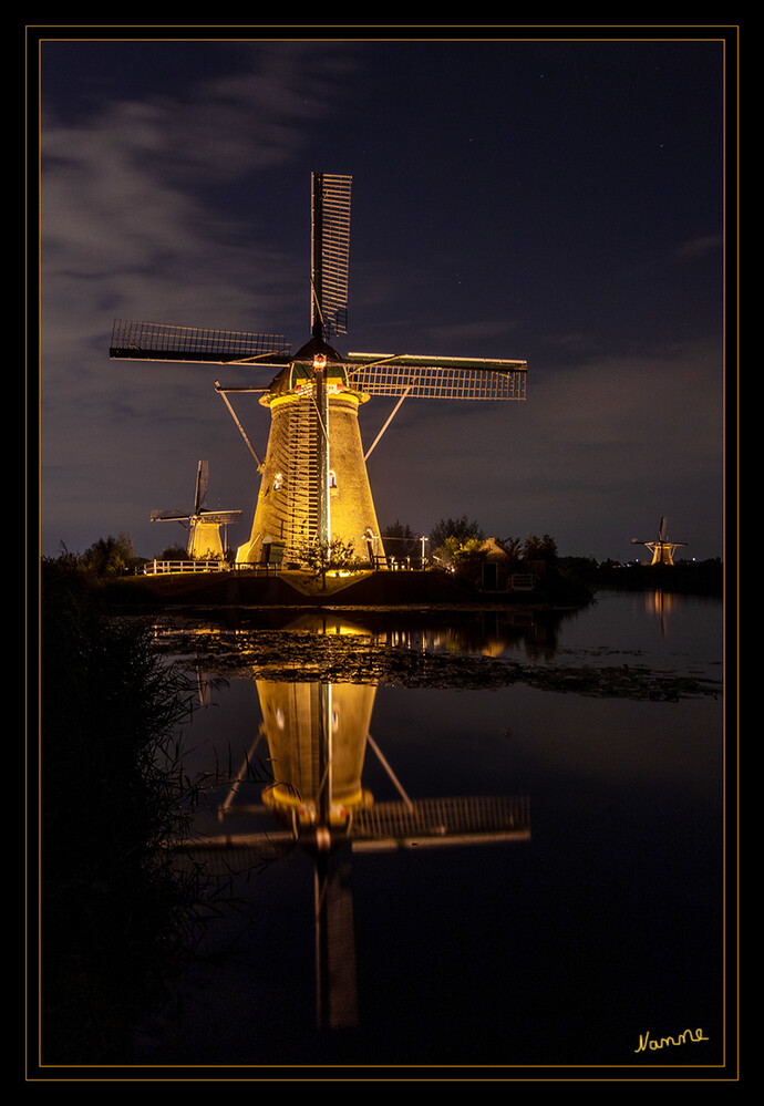 Windmühlen
von Kinderdijk
Die Mühlen pumpen das Wasser in den Nieuwen Waterschap, welcher in den Fluss Lek fließt. Sie wurden im 18. Jahrhundert erbaut, nachdem sich die älteren Kanalsysteme als wenig effektiv erwiesen. 
Schlüsselwörter: Niederlanden