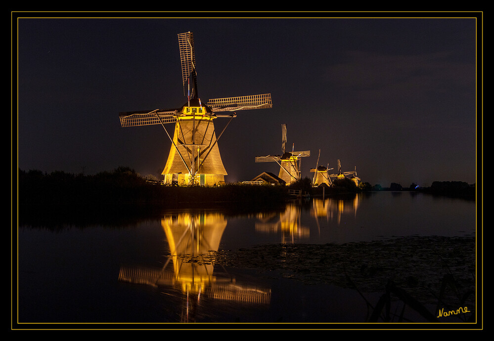 Windmühlen
von Kinderdijk
Die Mühlen pumpen das Wasser in den Nieuwen Waterschap, welcher in den Fluss Lek fließt. Sie wurden im 18. Jahrhundert erbaut, nachdem sich die älteren Kanalsysteme als wenig effektiv erwiesen. 
Schlüsselwörter: Niederlanden