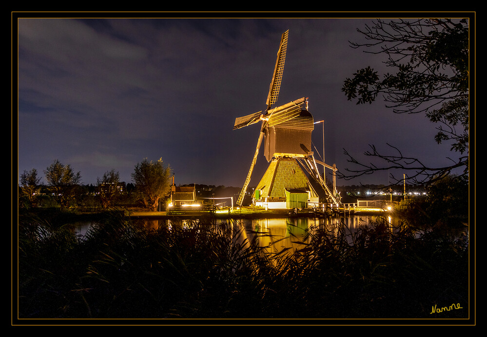 Windmühlen
von Kinderdijk
Heutzutage haben Pumpen (zuerst Dieselpumpen, heute Elektropumpen) die Arbeit der Mühlen übernommen. Trotzdem erfreuen sich die Mühlen immer noch großer Beliebtheit. Sie werden zu besonderen Anlässen, wie zum Beispiel dem Landelijke Molendag (Landesweiter Mühlentag, siehe auch Vereniging De Hollandsche Molen) wieder in Betrieb genommen. laut Wikipedia
Schlüsselwörter: Niederlanden