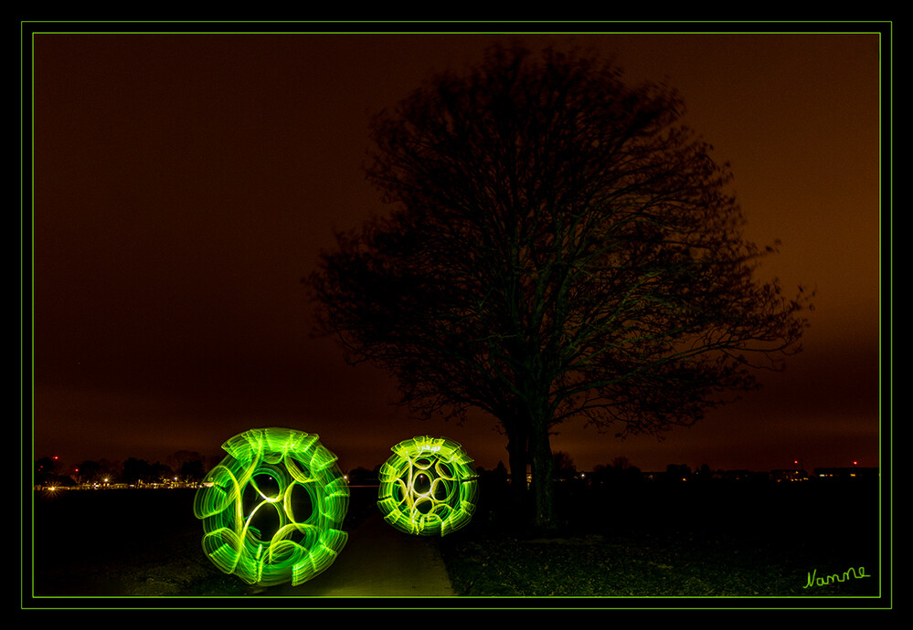 Orbs
Lichtkugeln mittels Leuchtstab 
Schlüsselwörter: Lichtmalerei; Lighrtpainting