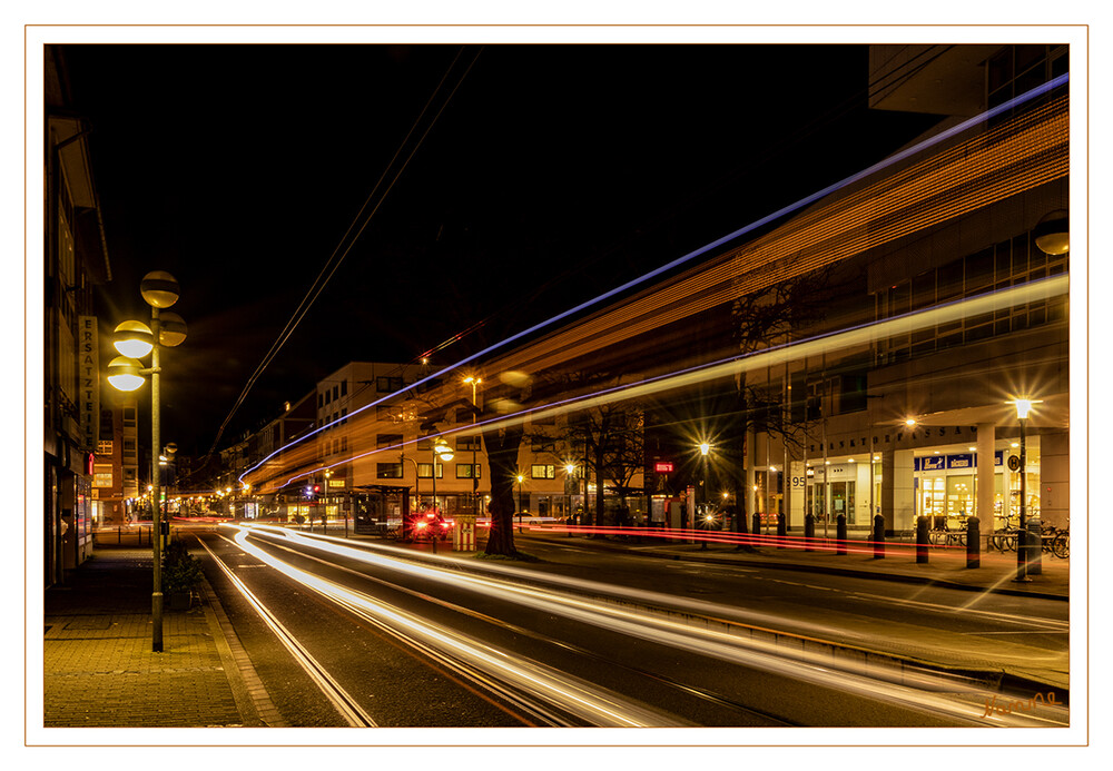 Lichter in der Stadt
am Rheinischen Landestheater mit Auto, Bus und Straßenbahn
Schlüsselwörter: Licht; Stadt