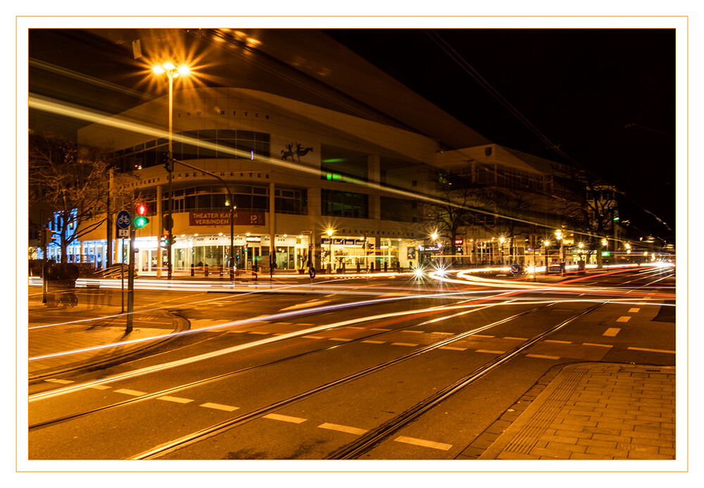 1 - Lichter in der Stadt
am Rheinischen Landestheater mit Auto, Bus und Straßenbahn 
2023
Schlüsselwörter: Licht; Stadt