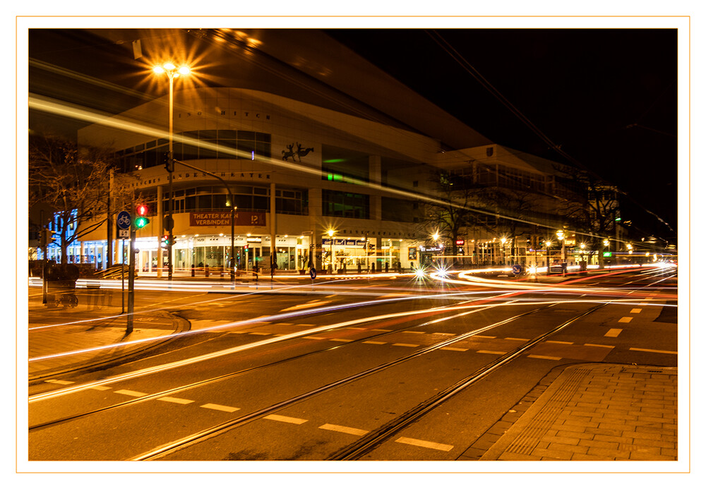 1 - Lichter in der Stadt
am Rheinischen Landestheater mit Auto, Bus und Straßenbahn 
2023
Schlüsselwörter: Licht; Stadt