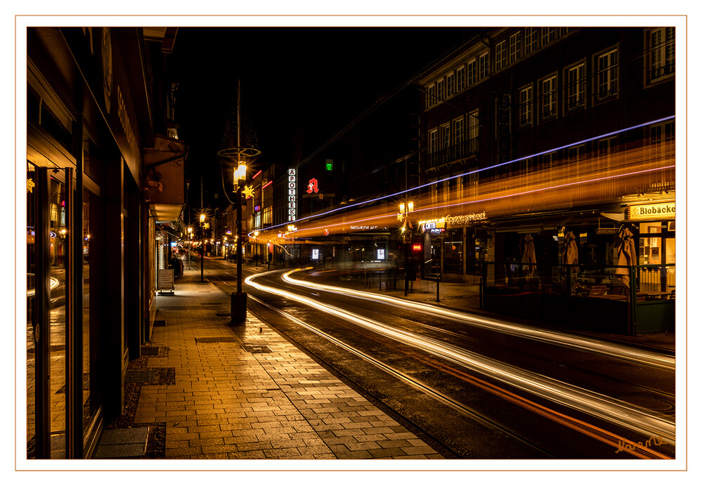 Rechts abbiegen
Lichtspuren in der Stadt.
Schlüsselwörter: Neuss