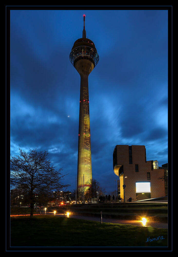 Rheinturm 
Nach Angaben der Stiftung "DUS-illuminated" handelt es sich bei diesem Kunstprojekt um ein buntes und abwechslungsreiches Lichtermeer, das auf den Rheinturm projiziert wird. Die Verantwortlichen weisen darauf hin, dass für diese Illumination ausschließlich Ökostrom verwendet wird. laut antenneduesseldorf
Schlüsselwörter: Düsseldorf