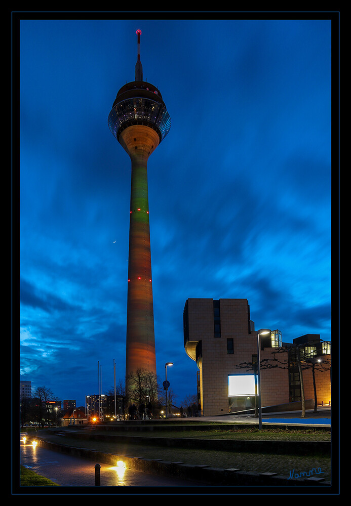 Rheinturm
Am Rheinturm in Düsseldorf läuft seit Mittwoch bis Sonntag wieder eine Kunstprojektion. Die Stiftung Dus Illuminated unterstützt die fünftägige Aktion. laut rp-online

