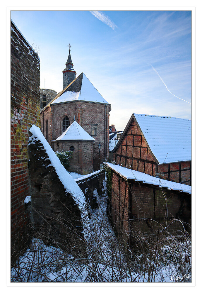 Liedberg 
Die Schlosskapelle steht seit 1707 gleich gegenüber vom Mühlenturm. Der hübsche Backsteinbau ist dem Heiligen Georg geweiht. laut korschenbroich

