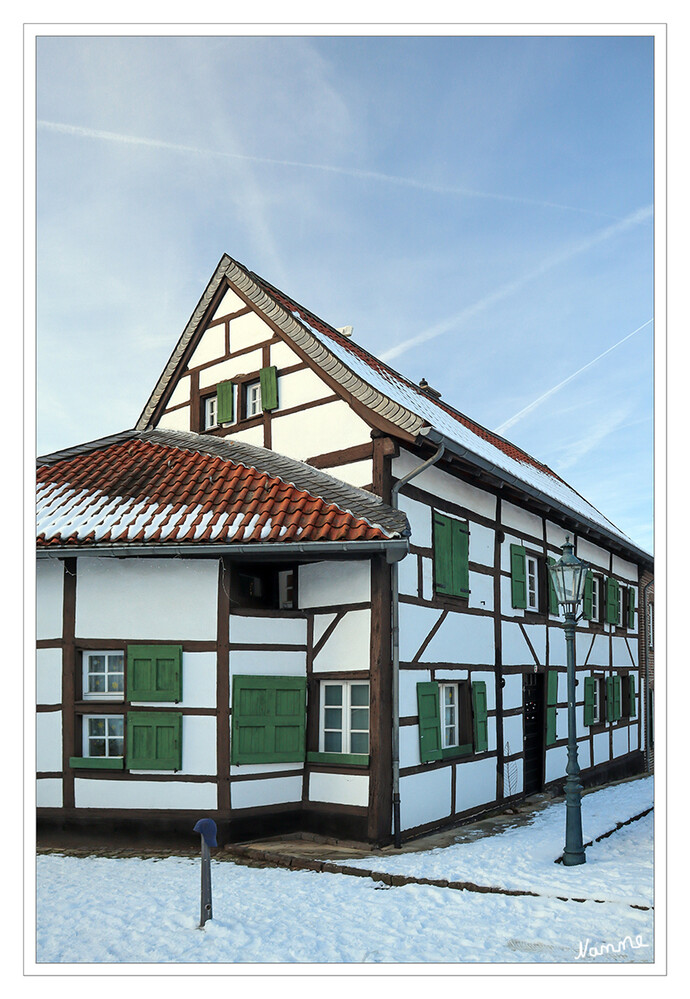 Liedberg Fachwerkhaus
Fachwerkhäuser aus dem 18. Jahrhundert bilden ein geschlossenes und einzigartiges Ensemble rund um den Marktplatz. laut korschenbroich
