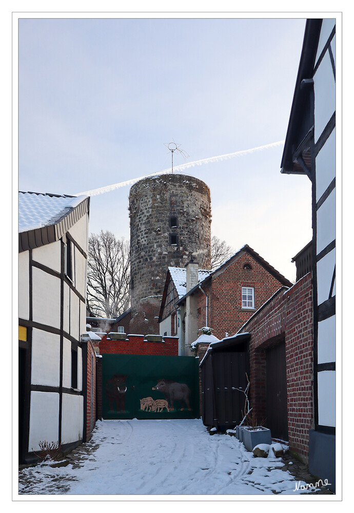 Liedberg Mühlenturm
Mühlenturm aus dem 13. Jahrhundert
Ursprünglich diente dieser wohl als Wohnturm, wurde aber vom 16. bis in die Mitte des 19. Jahrhunderts als Windmühle genutzt. laut baukunst-nrw
Schlüsselwörter: 2024
