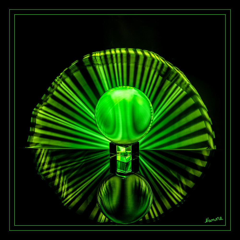 Lichtkugel
mit Spiegelung
Schlüsselwörter: 2024